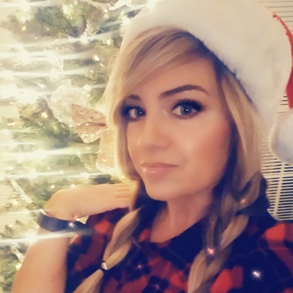 Meet your Posher! - Picture 5 of 5